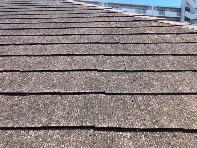 名古屋市瑞穂区にて化粧スレート屋根の現調・経年劣化が進行していたため屋根カバー工法をご提案